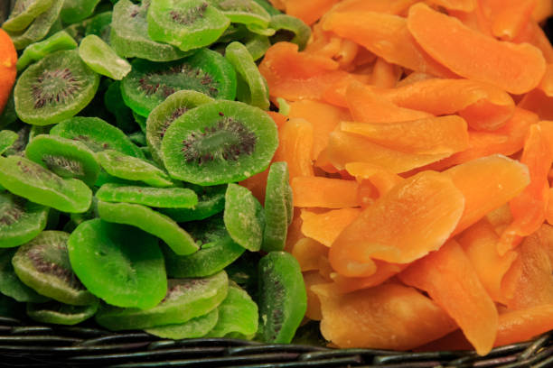 ボケリア市場の緑のウィッカーバスケットにキャラメリゼとドライフルーツの異なるタイプ。食品コンセプト - market stall spain fruit trading ストックフォトと画像