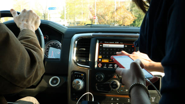 gps에 여성 설정 주소와 대형 미국 트럭 - dashboard truck driving colors 뉴스 사진 이미지