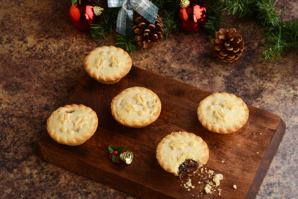 верхний вид фарш пироги с рождественскими украшениями - mince pie crumb christmas food стоковые фото и изображения