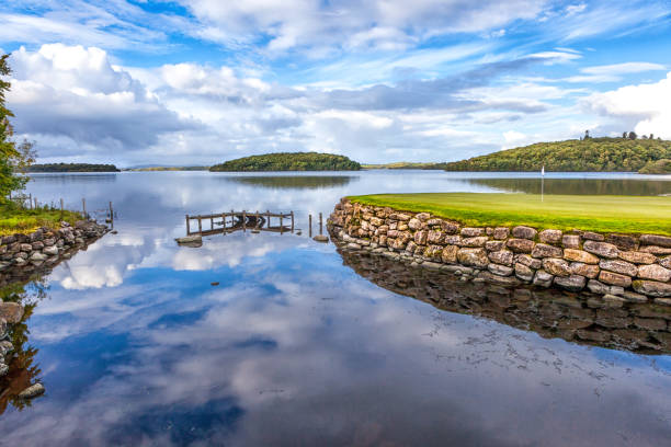 island green and lake on world class golf course - mountain reflection non urban scene moody sky imagens e fotografias de stock