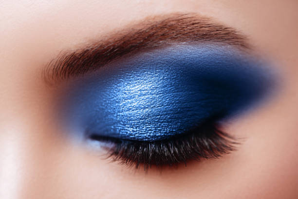  .  Maquillaje De Ojos Azules Fotografías de stock, fotos e imágenes libres de derechos