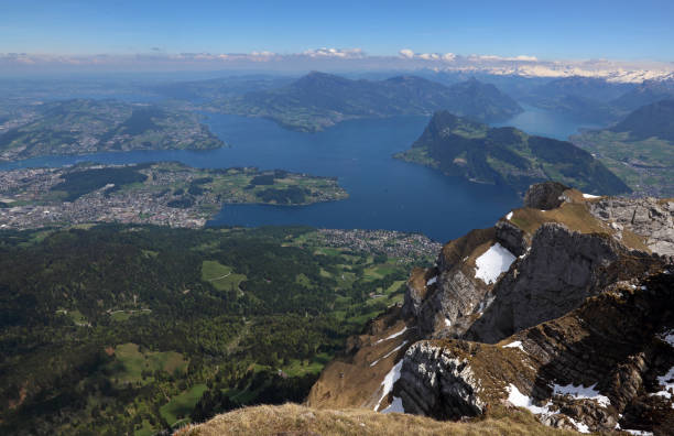 ピラトゥスのルツェルン湖 - european alps europe high up lake ストックフォトと画像