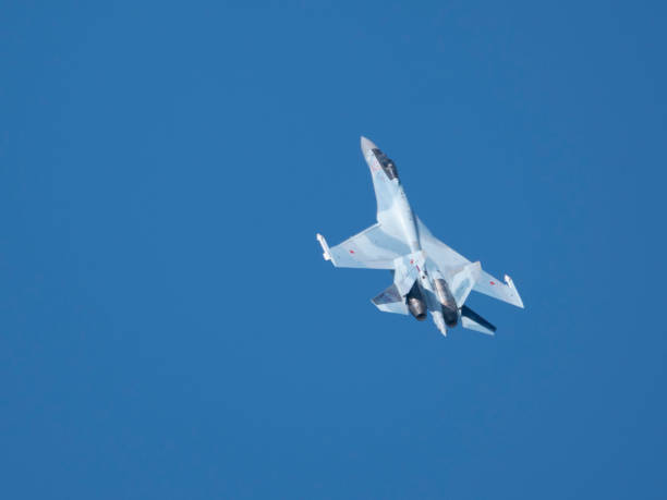 vol de démonstration de voltige su-35 du salon international de l'aérospatiale maks-2019 - zhukovsky photos et images de collection