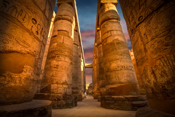 antiche rovine del tempio di karnak con cielo colorato, egitto - mythical pharaoh foto e immagini stock