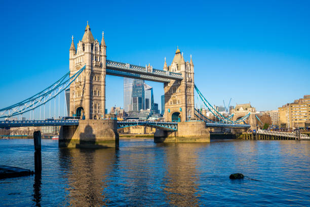 tower bridge w londynie, wielka brytania. czyste błękitne niebo nad miastem - london england thames river sky tower zdjęcia i obrazy z banku zdjęć