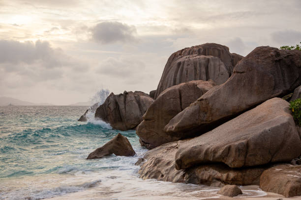 roches granitiques à la plage, seychelles - 2857 photos et images de collection