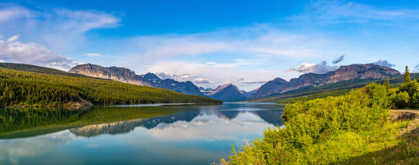 lake sherburne glacier national park - mount grinnel imagens e fotografias de stock