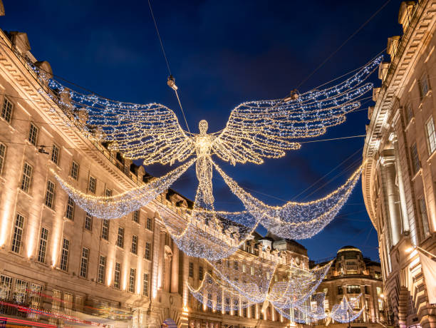 クリスマス休暇のリージェントストリートの天使の形の装飾 - urban scene regent street city of westminster inner london ストックフォトと画像