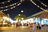 abstrakte-verschwommene-hintergrund-von-menschen-einkaufen-bei-nachtfestival.jpg?b=1&s=170x170&k=20&c=JCpEXj2ZUHugELmxpDNln1wbEdfRsCMM3ObRoc8-REs=