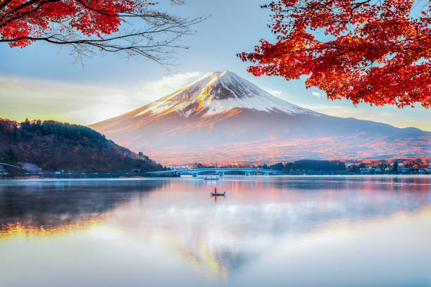 fuji mountain , red maple tree e fisherman boat con nebbia mattutina in autunno, kawaguchiko lake, giappone - paesaggio foto e immagini stock