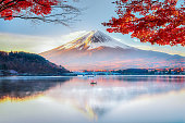 富士山、紅葉樹と漁師のボート、秋の朝霧、河口湖