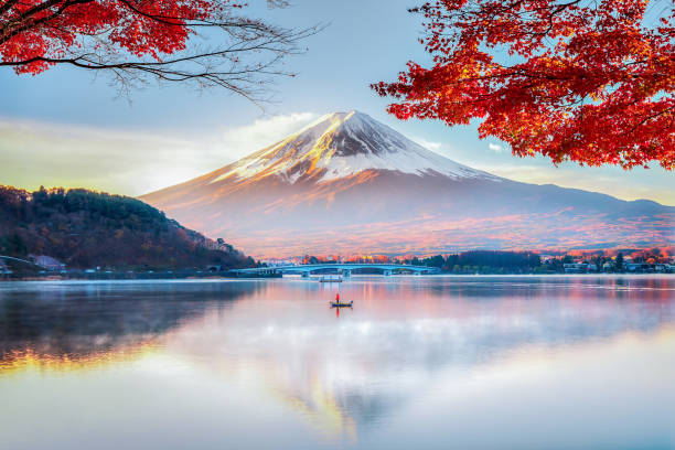 富士山、紅葉樹と漁師のボート、秋の朝霧、河口湖 - volcano mt fuji autumn lake ストックフォトと画像