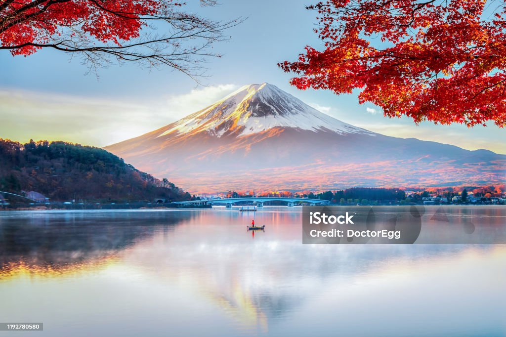 Fuji Mountain, Red Maple Tree och Fisherman Boat med Morning Mist på hösten, Kawaguchiko Lake, Japan - Royaltyfri Japan Bildbanksbilder