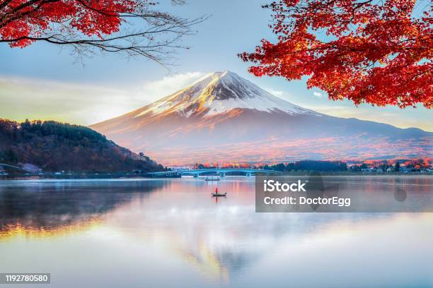 Fuji Mountain Red Maple Tree Och Fisherman Boat Med Morning Mist På Hösten Kawaguchiko Lake Japan-foton och fler bilder på Japan