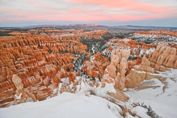 paysages spectaculaires dans le parc national de bryce canyon - sunrise point photos et images de collection