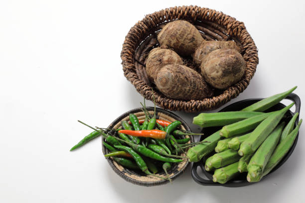 ヤムや太郎の根、レディの指やオクラと緑のチリのインドの野菜は、コピースペースと木製の背景に。 - eggplant cut out vegetable food ストックフォトと画像