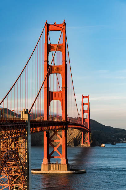 golden gate bridge of san francisco, kalifornien - orange golden gate bridge tower suspension bridge stock-fotos und bilder