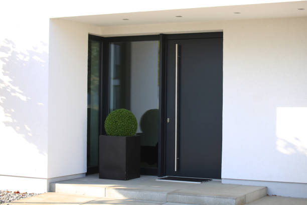 nova porta da frente cinza antracite moderno - porta principal - fotografias e filmes do acervo
