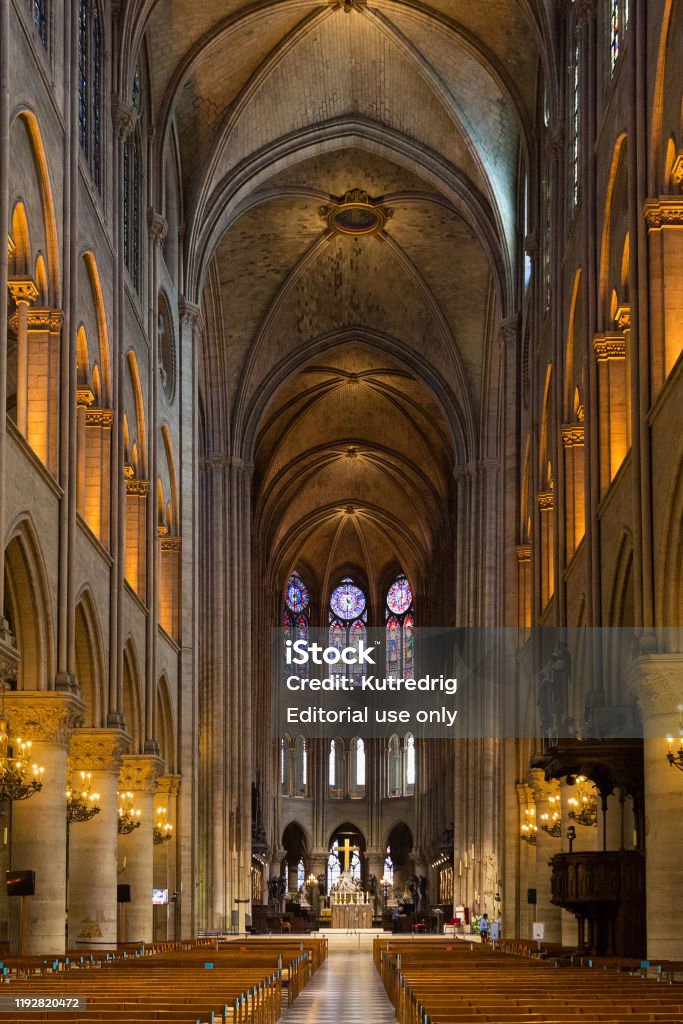 Interior De La Iglesia De Notredame De París Es Una Catedral Católica  Medieval Y Está Considerada Como Uno De Los Mejores Ejemplos De La  Arquitectura Gótica Francesa Foto de stock y más