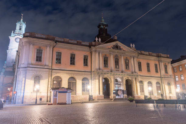 edificio dell'accademia svedese e del museo nobel in piazza stortorget di notte. - stockholm sweden gamla stan town square foto e immagini stock