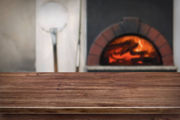 tavolo in legno vuoto marrone scuro per display prodotti da forno caldi - pizzeria foto e immagini stock