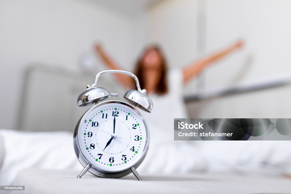 triste Máquina de escribir Interesante Reloj Despertador De Primer Plano Teniendo Un Buen Día Con Fondo Mujer Feliz  Estirarse En La Cama Después De Despertar Luz Del Sol En La Mañana  Despertar A La Mañana A Tiempo