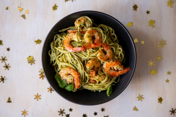 spaghetti con gamberi e pesto - gold carbohydrate food food and drink foto e immagini stock