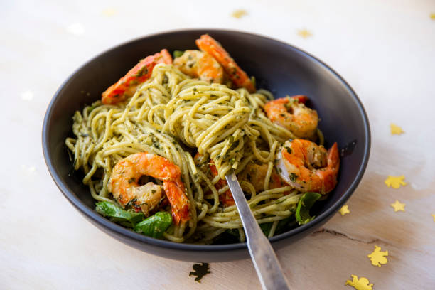 spaghetti con gamberi e pesto - gold carbohydrate food food and drink foto e immagini stock