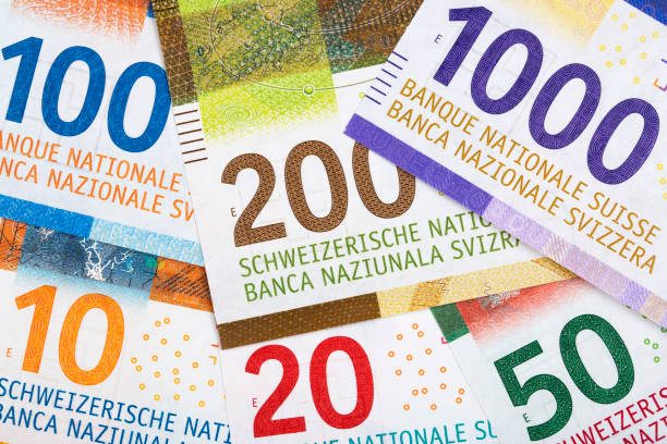 schweizer franken, ein hintergrund - swiss francs stock-fotos und bilder