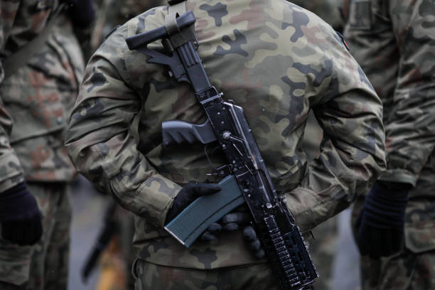 polnischer soldat mit beryl sturmgewehr bei der militärparade zum rumänischen nationalfeiertag bewaffnet - 5412 stock-fotos und bilder