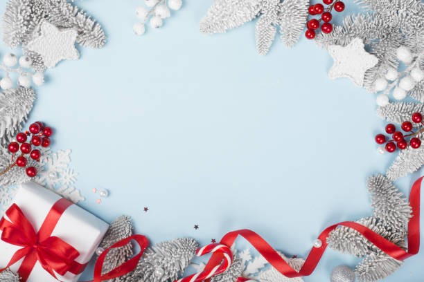 морозная ель и рождественский декор - noble fir стоковые фото и изображения