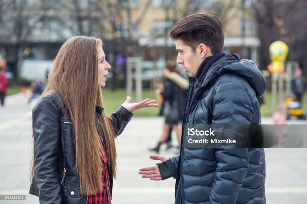 Pareja Discutiendo En La Calle Foto de stock y más banco de imágenes de Aire libre - Aire libre, Discutir, Parejas - iStock Pareja Discutiendo En La Calle Foto de stock y más banco de imágenes de Aire libre - Aire libre, Discutir, Parejas - iStock