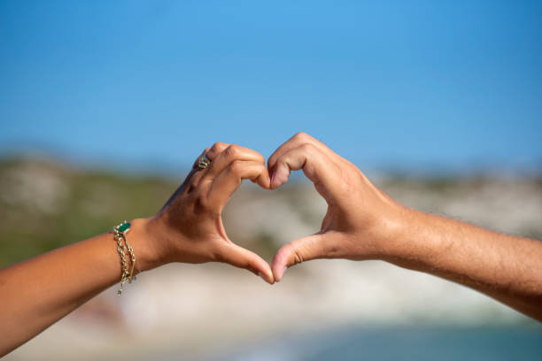 Pareja Haciendo Símbolo En Forma De Corazón Con Las Manos Playa - Banco de fotos e imágenes de stock - iStock Pareja Haciendo Símbolo En Forma De Corazón Con Las Manos Playa - Banco de fotos e imágenes de stock - iStock