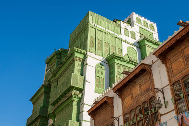 vista da casa de cidade coral esverdeada famosa de noorwali (igualmente chamada noor wali) na rua do al alawi de souk no centro de cidade histórico de al balad, jeddah, arábia saudita - restore ancient ways - fotografias e filmes do acervo