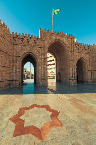 Exterior view of the masoned Makkah Gate or Baab Makkah, an old city gate at the entrance to the historic town (Al Balad) of Jeddah, Saudi Arabia Formerly the main gate to the city of Jeddah, nowadays an unnoticed historical artefact on a roundabout: The Baab Makkah, the Mecca Gate. Jeddah, Saudi Arabia, December 7th 2019. ancient arch architecture brick stock pictures, royalty-free photos & images