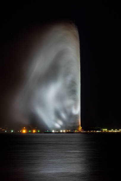 Night view of the King Fahd's Fountain, the world's tallest fountain, seen from the South Corniche, Jeddah, Saudi Arabia December 8th 2019, Jeddah Saudi Arabia. The world's tallest water fountain is seen from all over the south corniche, the promenade of Jeddah. saudi arabia jeddah landscape stock pictures, royalty-free photos & images