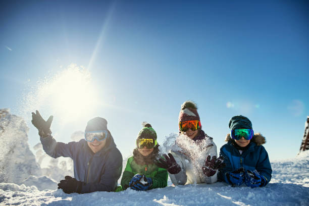 père et gosses appréciant des vacances de ski - skiing teenager ski wear winter photos et images de collection