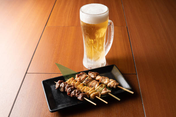 焼き鳥とビールのイメージ - spit roasted 日本食 焼き鳥 japanese culture ストックフォトと画像