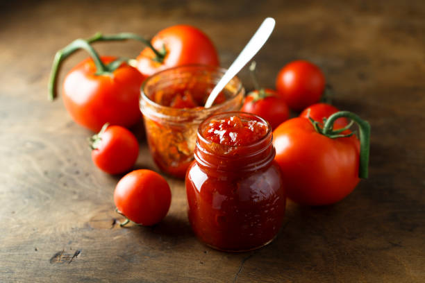 confettura di pomodoro - chutney jar tomato preserved foto e immagini stock