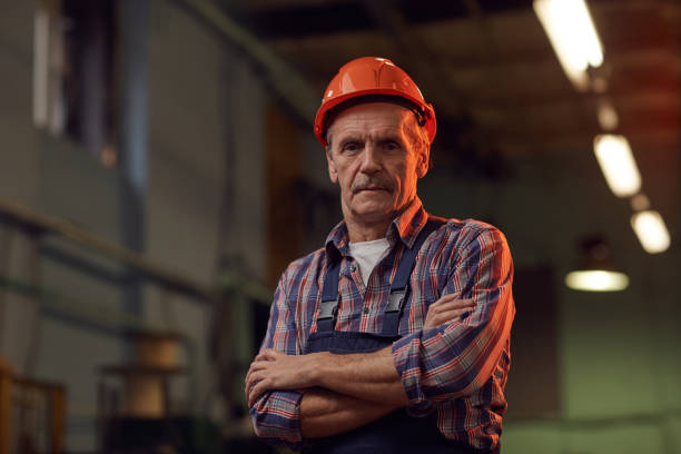 trabajador en el casco de trabajo en la planta - manager foreman warehouse arms crossed fotografías e imágenes de stock