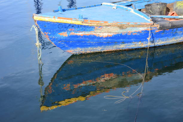 오래된 낚시 보트와 낡은 - pollock trawler 뉴스 사진 이미지