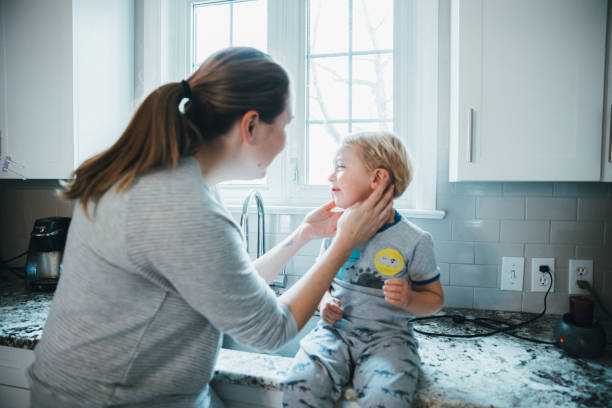 toddler complaining ear pain to her mother - young ears imagens e fotografias de stock