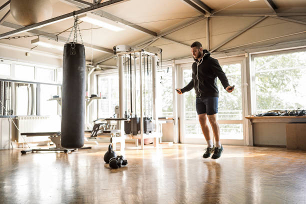 boxer che salta corda in palestra worming up - skill vitality agility strength foto e immagini stock