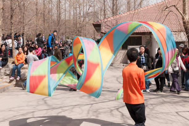 dança da fita no parque de yuyuantan (lago jade) em beijing em um dia ensolarado na mola - chinese spring festival - fotografias e filmes do acervo