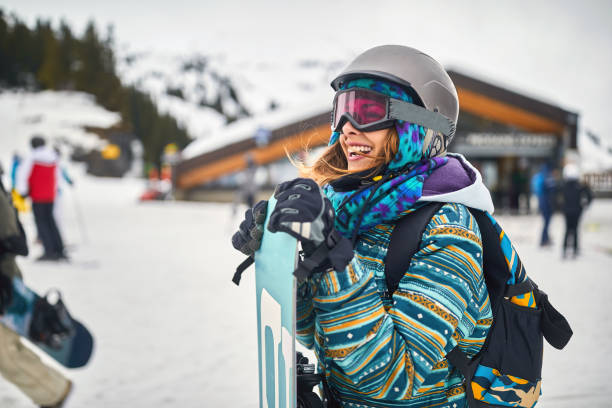 snowboardzista na górze. sport zimowy. - sports equipment winter day sunlight zdjęcia i obrazy z banku zdjęć