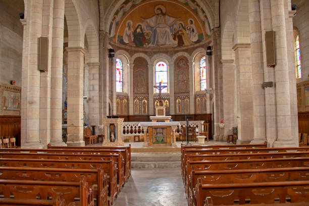 サンフィアクレサン・フィアクレ教会の中。コート・ダルモールブルターニュ - nave ストックフォトと画像