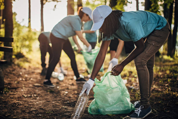 istock Volunteers in the park 1192877574