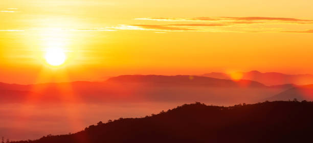 le lever de soleil éclatant brille au-dessus de la chaîne de montagnes. - moving up flash photos et images de collection