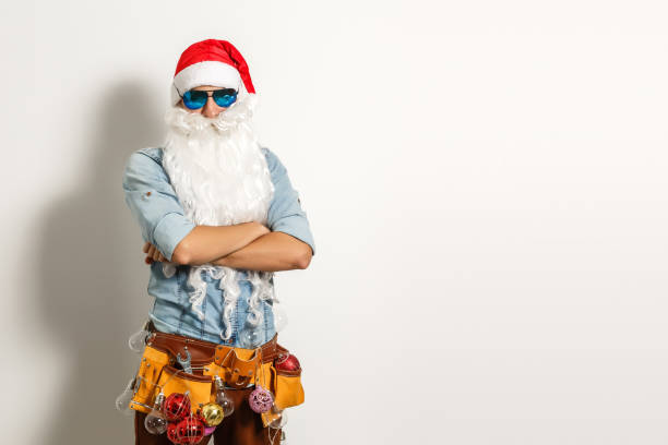 weihnachtsmann mit bauwerkzeugen, santa-reparaturmann - handwerker fotos stock-fotos und bilder