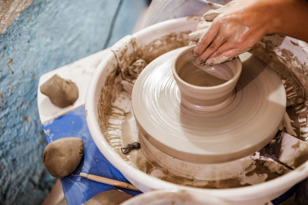 potter au travail - throwing wheel photos et images de collection